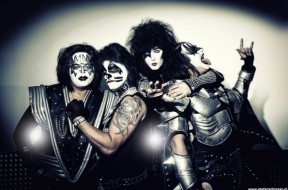 Kiss on the Rocks